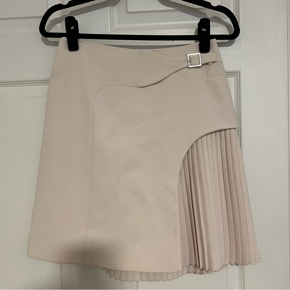 Karen Millen Tailored Buckle Detail Pleated Beige Mini Skirt Size US 4 UK 8 - Picture 4 of 5